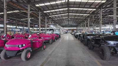 Greenman vyrábí golfové vozíky ve velkém pro kanadská golfová hřiště